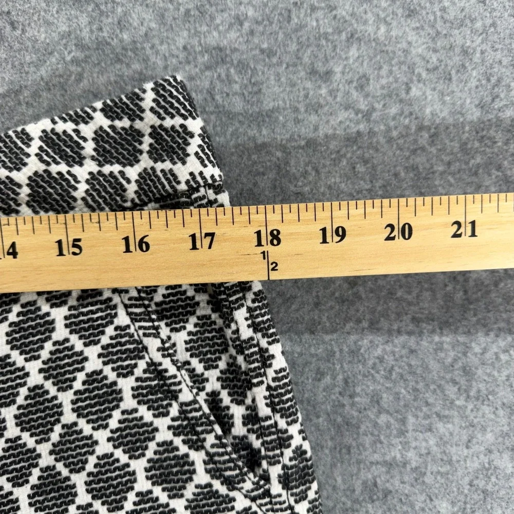 Khakis by Gap City 3 Inch Short Black White Geometric Diamond Print Womens 10